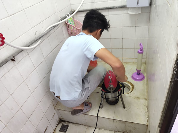 灵台肥皂掉到马桶里把马桶堵住了怎么办？马桶堵住了怎么办
