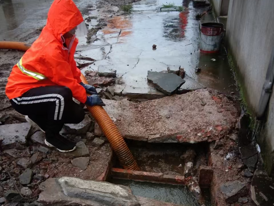 灵台专业清理污水池 炜誉市政以规范流程守护城市 “肠道”